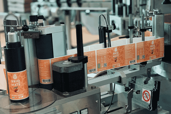 Une photo de processus d'étiquetage des Brio Maté Peach