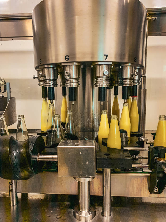 Mise en bouteille des jus Dame Gingembre dans des machines semi automatique.