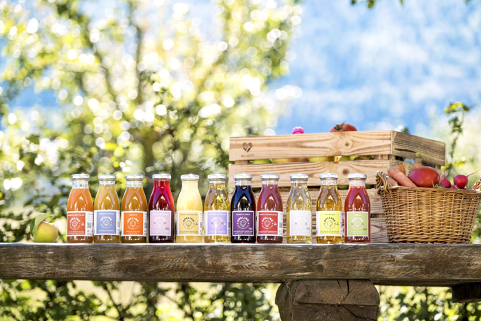 Bouteilles des jus opalines dans un verger